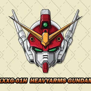 Pu&ograve; includere: Un'illustrazione di un robot rosso, bianco e giallo con la scritta "XXXG-01H HEAVYARMS GUNDAM" sotto.