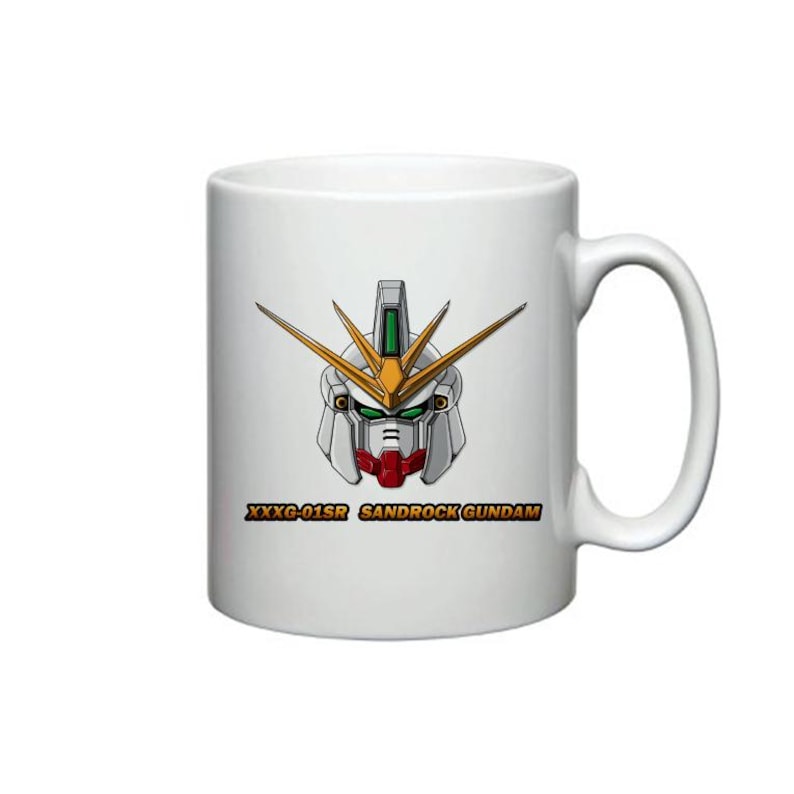 Puede incluir: Taza de cer&aacute;mica blanca con una ilustraci&oacute;n detallada de una cabeza de robot Gundam con detalles dorados, verdes, rojos y grises. El texto "XXXG-01SR SANDROCK GUNDAM" est&aacute; impreso debajo de la imagen. La taza tiene un asa curvada.
