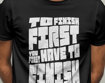 Para terminar primero tienes que terminar. Camiseta divertida y genial con cuello redondo para chico del coche. Camiseta de fanático de la Fórmula 1. Camiseta del día de la carrera. Simulación de carreras.