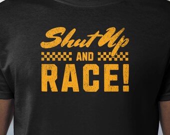 Cállate y corre. Divertida camiseta unisex de cuello redondo. Regalo para él. Ropa de automovilismo. Camiseta de simulador de carreras. Camiseta para aficionados a los coches. Regalo de Navidad para aficionados a la F1.