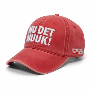 Può includere: Cappellino da baseball rosso con la scritta bianca "NU DET NUUK!" e una piccola bandiera con la scritta "MAKE AMERICA GO AWAY". Il cappellino ha una visiera curva e una chiusura con cinturino.