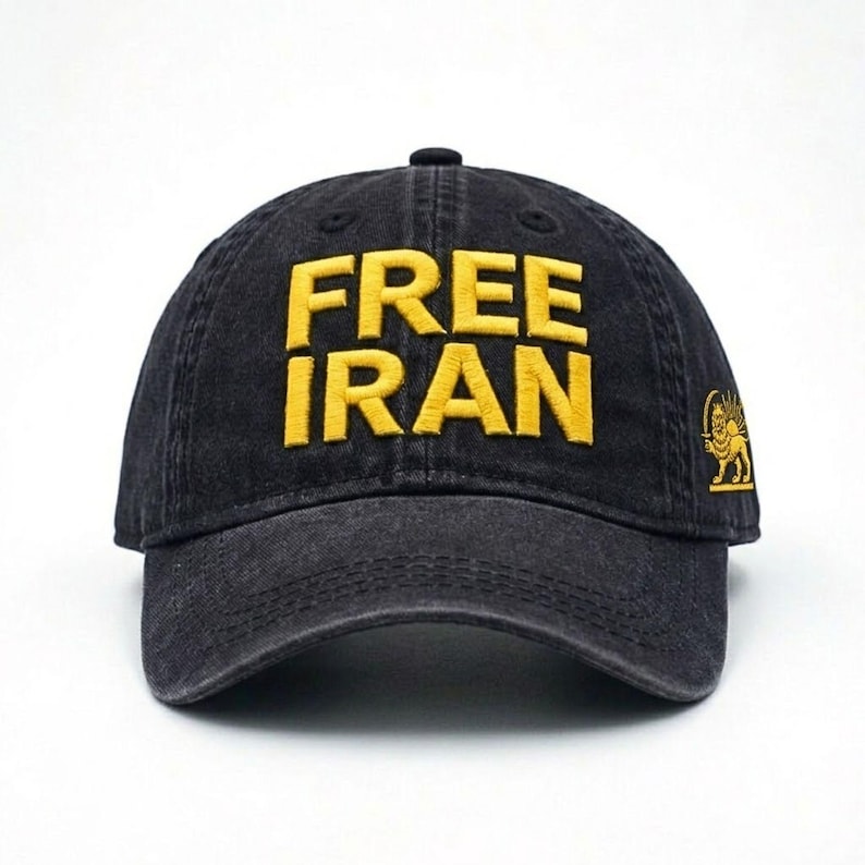 Puede incluir: Gorra de b&eacute;isbol negra con el texto bordado "FREE IRAN" en amarillo. La gorra tiene una visera curva y un peque&ntilde;o emblema en el lateral. El sombrero est&aacute; hecho de una tela duradera.