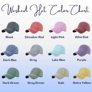 Puede incluir: Una carta de colores de gorras de b&eacute;isbol lavadas en varios colores, incluyendo negro, rojo cinabrio, rosa claro, rojo vino, azul oscuro, gris, azul lago, morado, verde oscuro, verde gris, caqui y amarillo retro. El texto "Washed Hat Color Chart" est&aacute; en la parte superior.