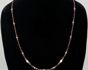 Collana di perline in stile boho realizzata a mano con granati viola sfaccettati, quarzo fumé sfaccettato, perle d'acqua dolce e rame.