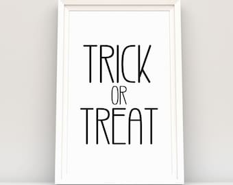 Puede incluir: Una impresión enmarcada en blanco con el texto "TRICK OR TREAT" en letras negras.