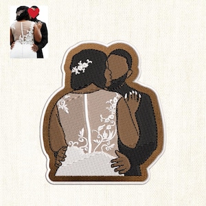Könnte beinhalten: Gestickter Patch mit einem Paar in romantischer Umarmung. Die Braut trägt ein weißes Kleid mit Spitzendetails und der Bräutigam trägt einen schwarzen Anzug. Der Patch ist braun mit einem weißen Rand.