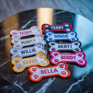 Benutzerdefinierter Name Hund mit Pfote Klettverschluss Haustier Brustgurt, Klettverschluss / Aufbügeln / Aufnähen gestickter Aufnäher Name Hund, Hundeknochenform Geschirr