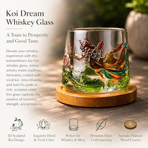 Puede incluir: Un vaso de whisky transparente con un pez koi, flores de loto y hojas de nenúfar esculpidas en 3D en colores vibrantes naranja, verde y rosa. El vaso se apoya sobre un posavasos de madera natural. El texto en la imagen dice Koi Dream Whiskey Glass.