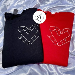 Sudadera con manos de corazón, linda camiseta con gesto de corazón, regalo para ella, diseño de corazón a juego, sudadera de pareja a juego para el día de San Valentín