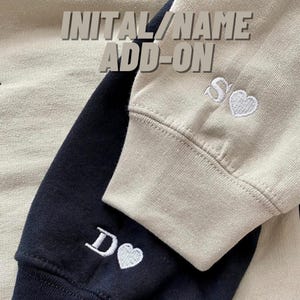Sudadera con inicial bordada en forma de corazón ADD ON / Regalos personalizados para parejas / Iniciales de pareja para San Valentín / Sudaderas con iniciales a juego en las mangas