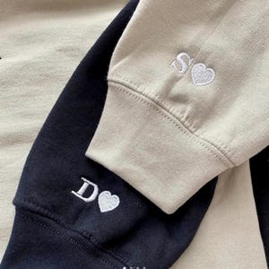 Sudadera con corazón con inicial bordada personalizada, camiseta de pareja, inicial en la manga, camiseta de pareja, aniversario, día de San Valentín, regalo de Navidad