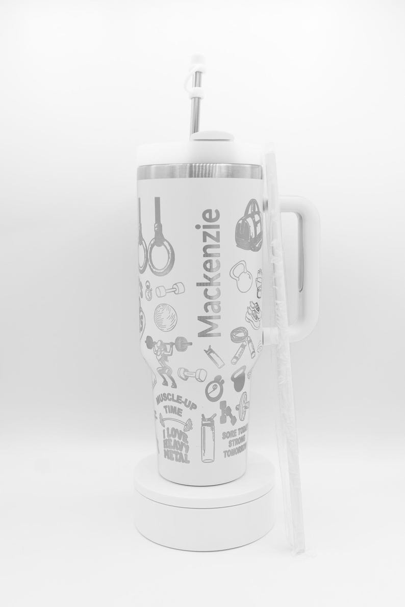 Pu&ograve; includere: Bicchiere isolante bianco con manico, cannuccia e coperchio. Il bicchiere &egrave; decorato con grafiche a tema fitness e il nome "Mackenzie". Include immagini di pesi, anelli da palestra e frasi motivazionali.