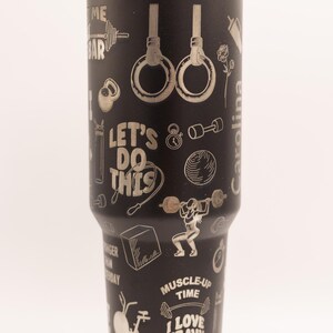 Pu&ograve; includere: Bicchiere in acciaio inossidabile nero con coperchio e cannuccia neri. Il bicchiere &egrave; decorato con grafiche incise a tema fitness, tra cui bilancieri, anelli ginnici e il testo "LET'S DO THIS" e "I LOVE HEAVY METAL".