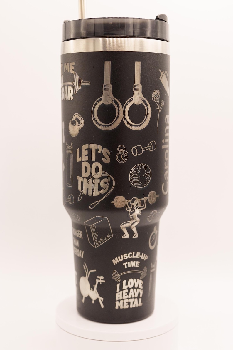 Pu&ograve; includere: Bicchiere in acciaio inossidabile nero con coperchio e cannuccia neri. Il bicchiere &egrave; decorato con grafiche incise a tema fitness, tra cui bilancieri, anelli ginnici e il testo "LET'S DO THIS" e "I LOVE HEAVY METAL".