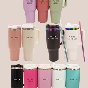 Pu&ograve; includere: Collezione di bicchieri termici in vari colori, tra cui rosa pastello, rosso e verde, con coperchi e manici coordinati. Alcuni bicchieri presentano etichette di testo come "Black Rainbow" e "White Rainbow". Include una cannuccia arcobaleno.