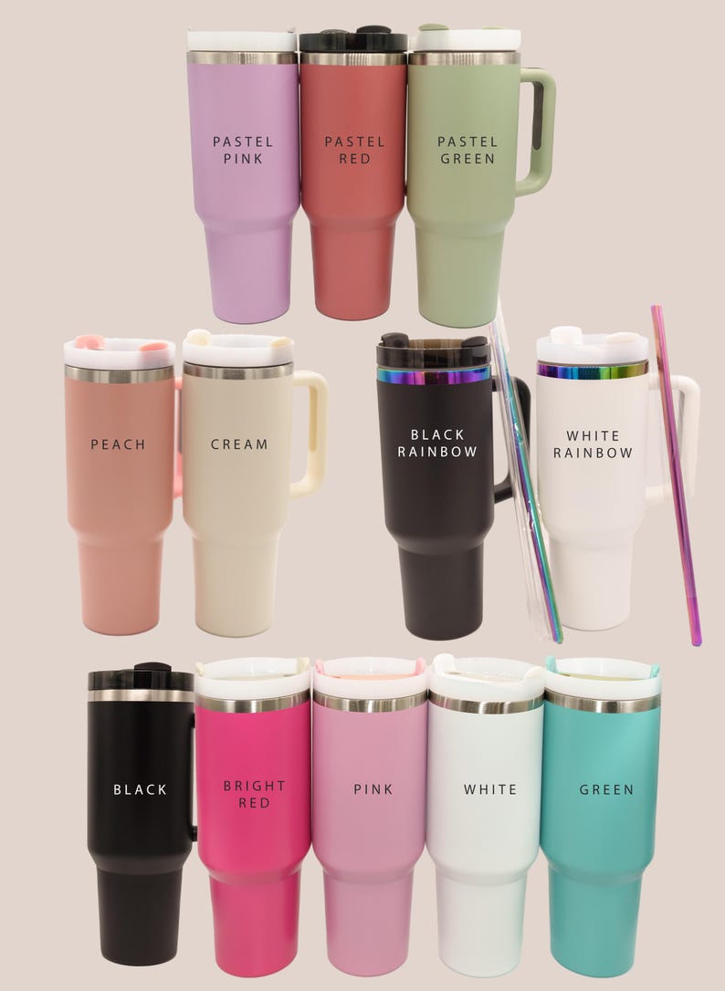 Pu&ograve; includere: Collezione di bicchieri termici in vari colori, tra cui rosa pastello, rosso e verde, con coperchi e manici coordinati. Alcuni bicchieri presentano etichette di testo come "Black Rainbow" e "White Rainbow". Include una cannuccia arcobaleno.