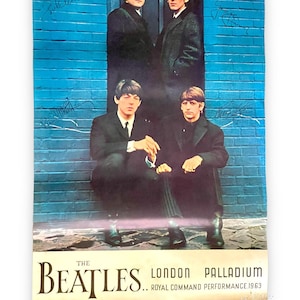 Puede incluir: Un póster vintage con una foto en blanco y negro de The Beatles, con el texto "The Beatles London Palladium Royal Command Performance 1963".