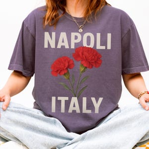 Camiseta holgada de Nápoles, Italia / Camiseta con gráfico vintage de Nápoles / Camiseta de recuerdo de Italia / Camiseta con flores de clavel rojo / Camiseta de viaje italiana