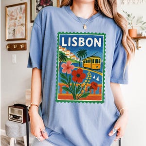 Maglietta con francobollo di Lisbona, Portogallo / Maglietta con grafica di poster di viaggio retrò / Maglietta con cartolina vintage oversize / Maglietta con souvenir del Portogallo