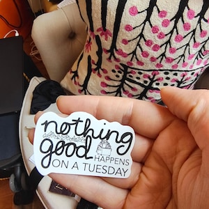 Il ne se passe rien de bon un mardi dans une benne à ordures Sticker
