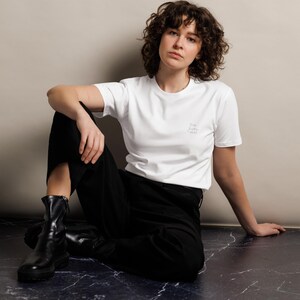 Dezentes, täuschend echtes, weißes Unisex Premium T-Shirt