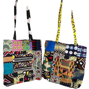 Könnte beinhalten: Zwei bunte Einkaufstaschen aus Patchwork-Stoff mit verschiedenen Mustern. Die Taschen haben lange Henkel und sind aus verschiedenen Stoffen mit geometrischen und floralen Mustern gefertigt.