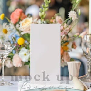4x8 Frühlings-Hochzeits-Menü-Karte Mock-up mit PSD, Smart-Objekt, realistische formelle Esstisch-Party-Set-up, Hochzeit Weinkarte Mockup