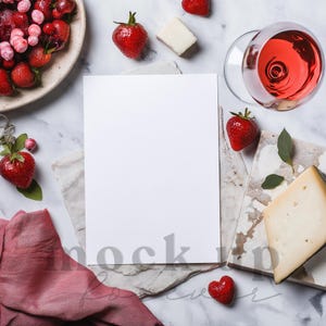 Invito 5x7 per vino e formaggio Mock up con PSD, oggetto avanzato, mockup del menu di San Valentino, biglietto d'auguri realistico di Galentine's Flat lay