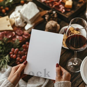 5 x 7 wijn- en kaasuitnodiging mock-up met PSD, slim object, Valentijnsdag menukaartmodel, realistische Galentine-wenskaart plat gelegd