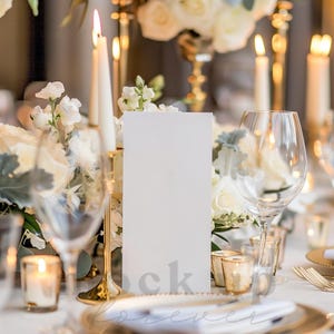 4x8 Menükarte Esstisch Mockup mit PSD, Smart Objekt, realistische Hochzeit formelle Party Weinliste Mockup, Romantische Cocktailkarte eingerichtet