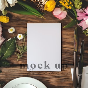 5 x 7 lente bruiloft uitnodiging mock-up met behulp van PSD, slim object, romantische uitnodiging mockup, realistische ansichtkaart, eenvoudige Photoshop-wenskaart