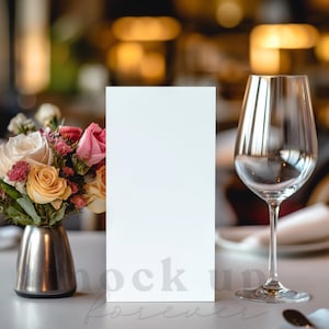 Menu di San Valentino 4x8 Mock up con PSD, oggetto intelligente, allestimento realistico del tavolo da pranzo formale, mockup della lista dei vini per matrimoni