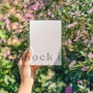 5x7 Frühlingshochzeits-Einladungsmodell mit PSD, Smart Objekt, Romantisches Invite Mockup, Realistische Postkarte, Einfache Photoshop Grußkarte