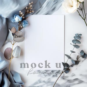 Maqueta de invitación de boda de primavera de 5x7 con PSD, objeto inteligente, maqueta de tarjeta de menú azul pastel, postal realista, presentación de tarjetas de felicitación
