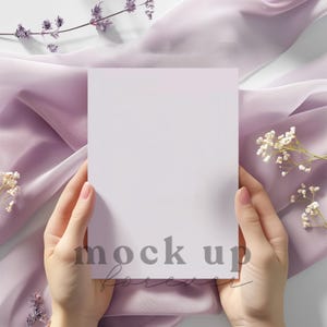5x7 Coquette Hochzeitseinladung Mockup mit PSD, Smart Objekt, Frühlingslavendel einladen Mockup, realistische Postkarte, einfache Photoshop-Menükarte