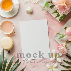 5x7 Babypartyeinladung Mockup mit PSD, Smart Objekt, Hochzeitsmenükarte Mockup, realistische Postkarte, einfache Photoshop Grußkarte