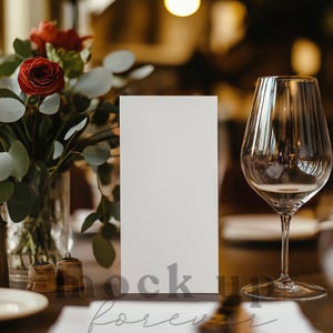 Karta menu romantycznej randki 4x8 makieta z wykorzystaniem PSD, inteligentny obiekt, realistyczny stół jadalny na Walentynki, makieta listy win weselnych