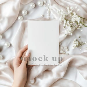 Maqueta de invitación de boda de 5 x 7 con PSD, objeto inteligente, maqueta de invitación romántica, postal realista, tarjeta de felicitación fácil de Photoshop