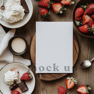 Maqueta de invitación de 5 x 7 con fresas y crema con PSD, objeto inteligente, maqueta de tarjeta de menú de postres de frutos rojos, postal realista, tarjeta de felicitación