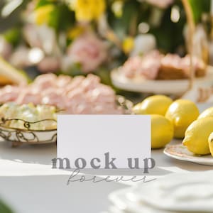 Mockup bruiloftskaart met slim PSD-object, realistisch voedselbuffet labelweergave mock-up, mockup verjaardagsfeestje bedankkaart