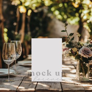 5 x 7 lente bruiloft uitnodiging mock-up met behulp van PSD, slim object, romantische uitnodiging mockup, realistische ansichtkaart, eenvoudige Photoshop-wenskaart