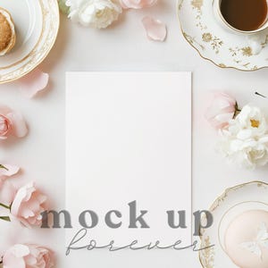 Maqueta de invitación de boda coqueta de 5 x 7 con PSD, objeto inteligente, maqueta de invitación romántica, postal realista, tarjeta de menú fácil de Photoshop
