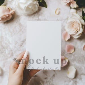 5x7 Frühlingshochzeits-Einladungsmodell mit PSD, Smart Objekt, Romantisches Invite Mockup, Realistische Postkarte, Einfache Photoshop Grußkarte