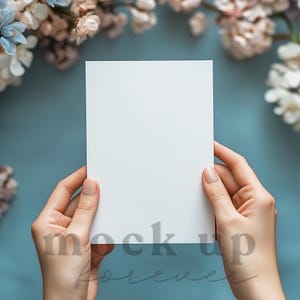 5 x 7 huwelijksuitnodiging mock-up met behulp van PSD, slim object, gedempt decor uitnodigingsmodel, realistische vrouw met een menukaart, wenskaart