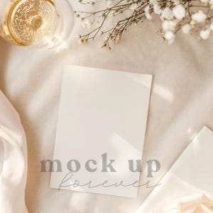 5x7 Hochzeitseinladung mit PSD, Smart Objekt, Romantisches Invite Mockup, Realistische Postkarte, Einfache Photoshop Grußkarte