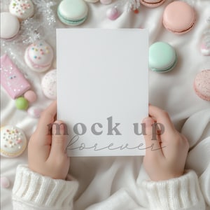 Invito di compleanno per bambini 5x7 Mock up utilizzando PSD, oggetto avanzato, invito a tema Candy Land, cartolina realistica, menu di Photoshop