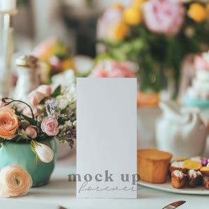 4x8 Frühlings-Hochzeits-Menü-Karte Mock-up mit PSD, Smart-Objekt, realistische formelle Esstisch-Party-Set-up, Hochzeit Weinkarte Mockup