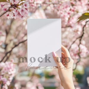 PSD、スマートオブジェクト、ロマンチックな招待状モックアップ、リアルなポストカード、Photoshopグリーティングカードを使用した5x7桜の結婚式招待状モックアップ