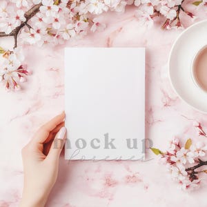 5 x 7 kersenbloesem bruiloft uitnodiging mock-up met behulp van PSD, slim object, romantische uitnodiging mockup, realistische briefkaart, Photoshop-wenskaart