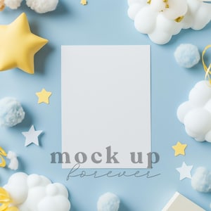 PSD、スマートオブジェクト、雲と星をテーマにした招待状モックアップ、リアルなポストカード、Photoshopメニューカードを使用した5x7の子供用誕生日招待状モックアップ